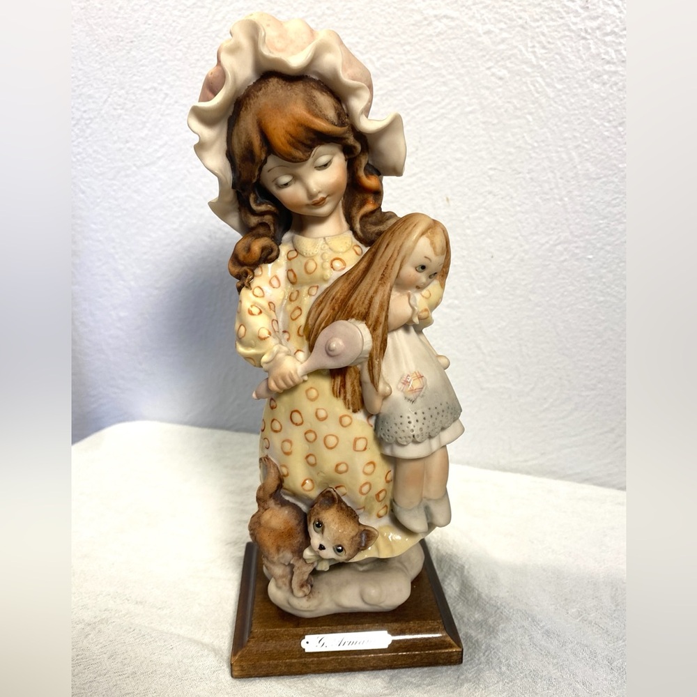 Giuseppe G Armani Signed Vintage 1984 Girl with Doll & Cat Figurine, Italy, EC